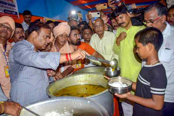 CM हिमंत बाढ़ पीड़ितों के बीच पहुंचे