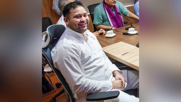 युवाओं के बीच तेजस्वी पॉपुलर