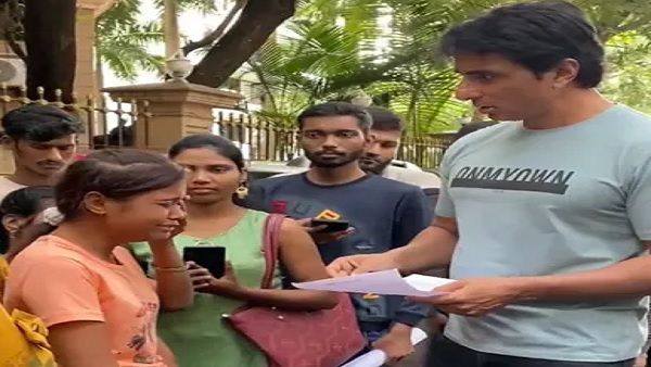 सोनू सूद के घर के बाहर लगी लोगों की लाइन