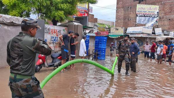 सेना और बीएसएफ निकाल रही इलाके से पानी
