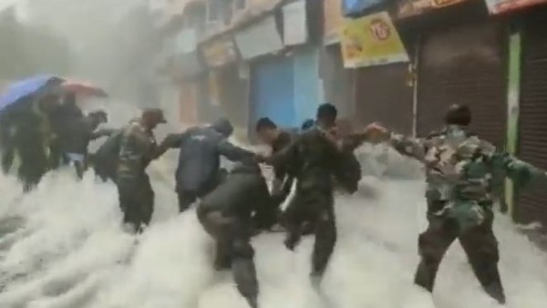 भारतीय सेना के बचाव अभियान का Video वायरल