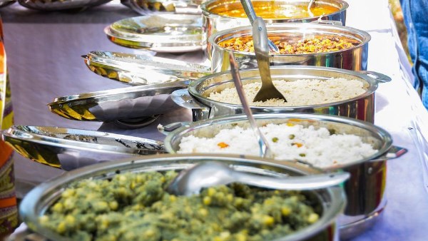 2 लाख गिफ्ट देने वालों को दिया जा रहा थे ये खाना