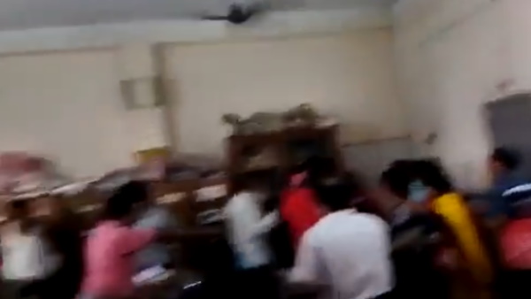 अभिभावक और लोगों ने शिक्षिका पर कर दिया हमला 