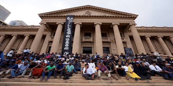 प्रदर्शन का दौर जारी