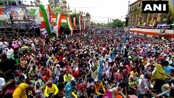 कोलकाता में जश्न का माहौल कोलकाता में जश्न का माहौल