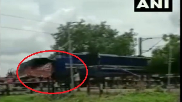ट्रक को रौंदते निकली ट्रेन