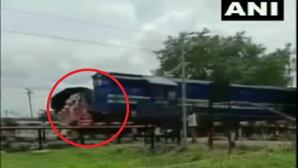 रेलवे क्रॉसिंग पर फंस गया ट्रक