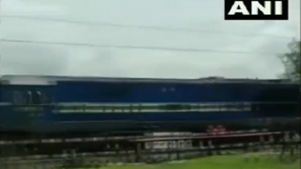 ट्रेन की चपेट में आ गया ट्रक