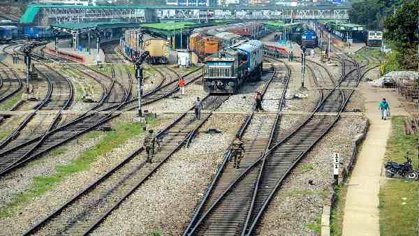 बच्चे के अंकल उसे ले जाने के लिए तैयार हो गए