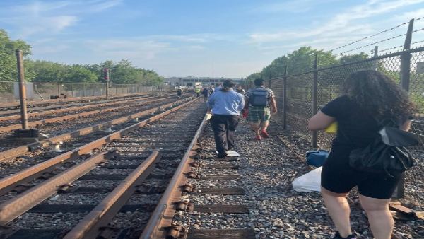 ट्रेन में करीब 200 यात्री थे सवार 