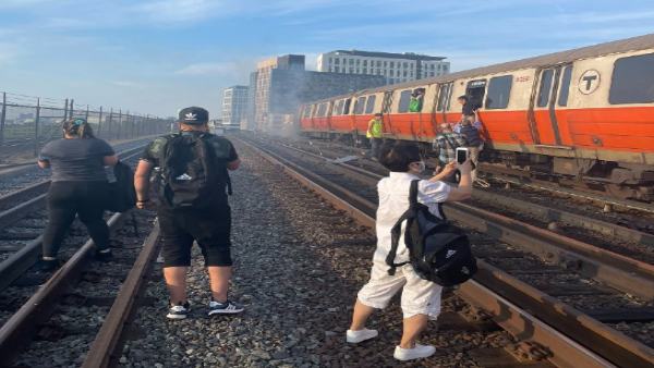 ट्रेन में आग को लेकर मची अफरा तफरी