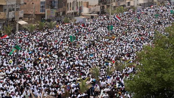 ईरान समर्थित उम्मीदवार का विरोध कर रहे थे लोग
