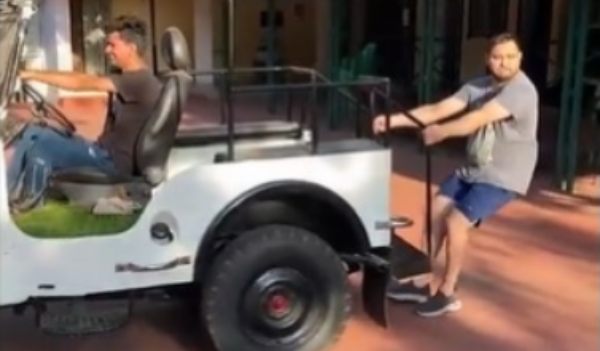 हमें यक़ीं है कि ये आसमान कुछ कम है