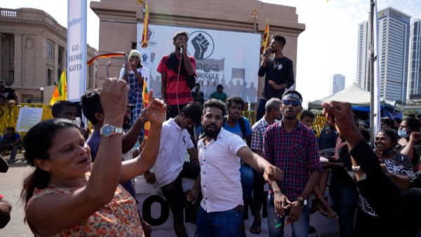 बिना माय-बाप का हुआ श्रीलंका?