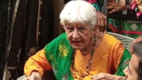 पुश्तैनी घर में रहते हैं पड़ोसियों के पोते