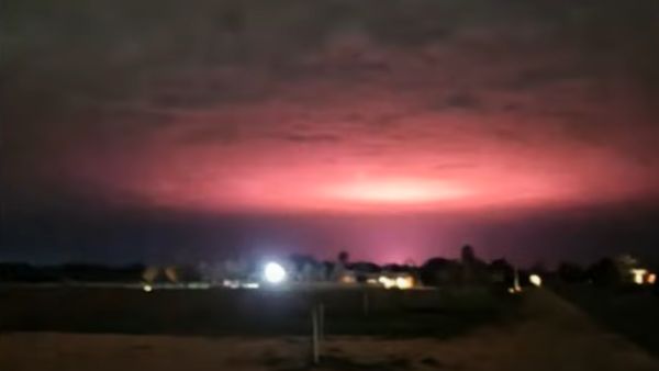 मिल्डुरा के आसमान में गुलाबी रोशनी