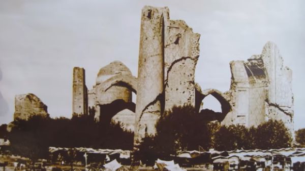 महल की चल रही है खुदाई महल की चल रही है खुदाई