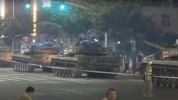 बैंकों के आगे टैंक हुए तैनात