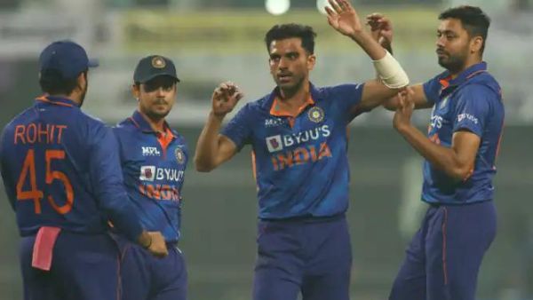 रिजर्व खिलाड़ियों में हैं शामिल