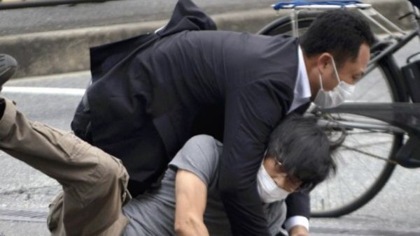 शिंजो आबे पर चलाई गोली