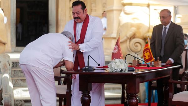 2015 में राजपक्षे परिवार को लगा झटका 2015 में राजपक्षे परिवार को लगा झटका