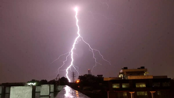 बादल के गरजने पर बरतें ये सावधानी