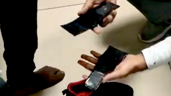 पैर के तलवे में छुपाया था सोना