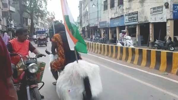 पेट्रोल भरवाने पहुंचा तो कर्मचारी आश्चर्य में पड़ गए