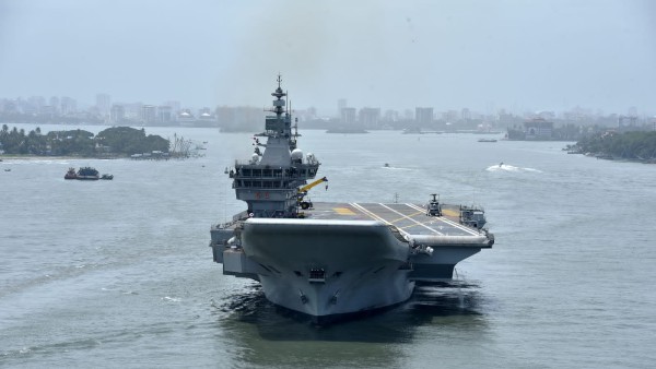 हेलीकॉप्टर-लड़ाकू विमान लैंड