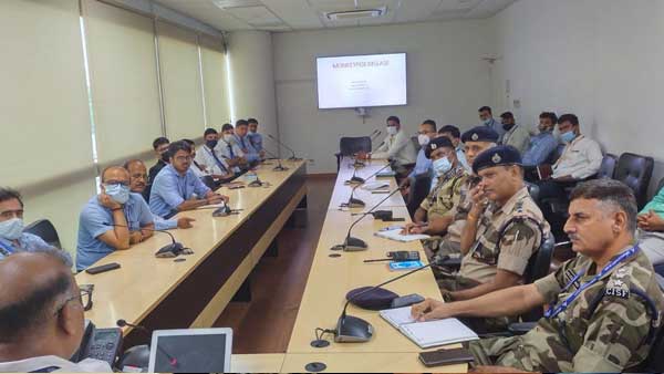 रेलवे स्टेशन पर भी बरती जा रही सावधानी रेलवे स्टेशन पर भी बरती जा रही सावधानी