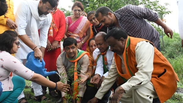 पौधारोपण कर लिया संकल्प 
