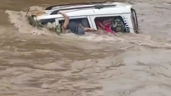 कहीं बह गई जीप तो कहीं नाव बन गई कार 