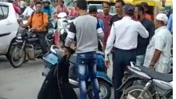 थाने में गिड़गिड़ाते दिखे युवक-युवती 