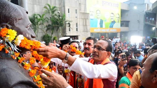 कार्यकर्ताओं को दी बधाई कार्यकर्ताओं को दी बधाई