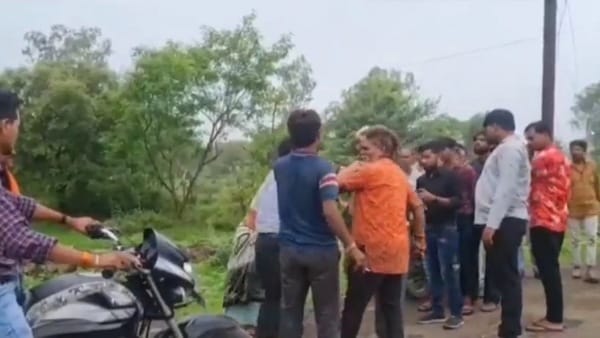 मौके पर जमा हो गई भारी भीड़ 
