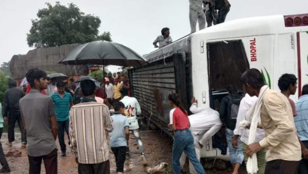 भैस को बचाने में पलटी बस