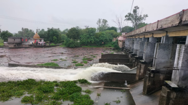 हजारों सैलानी पहुंचे डैम