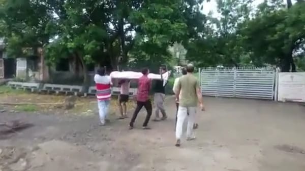 व्यवस्था पर खड़े हुए सवाल 