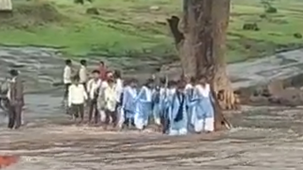रपटे पर न तो रेलिंग न सुरक्षा रपटे पर न तो रेलिंग न सुरक्षा