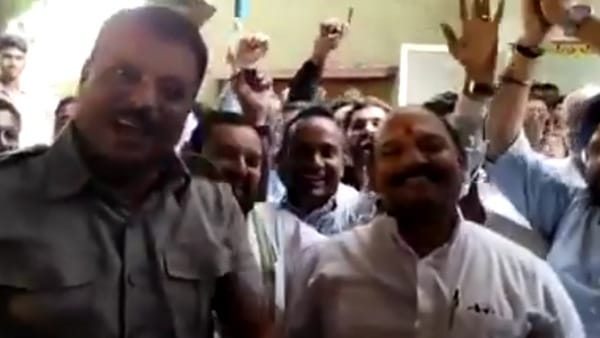 हार के बाद जमकर नाचे कांग्रेस नेता 