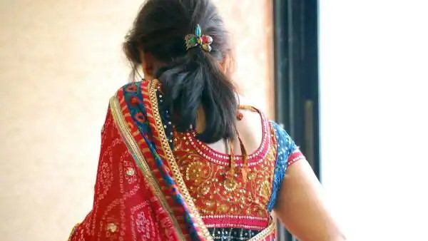 कथा सुनने गया पति, प्रेमी संग रोमांस करने लगी पत्नी