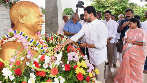 पिता के निधन के बाद YSR कांग्रेस का गठन