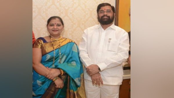 पत्नी ने ड्रम बजाकर किया स्वागत