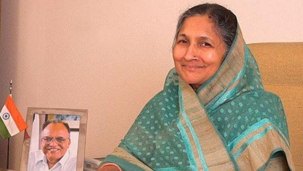 जानें कितनी हैं सावित्री की संपत्ति 