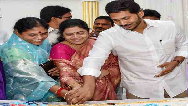 Andhra Pradesh Chief Minister YS Jagan Mohan Reddys mother and partys honorary president YS Vijayalakshmi has quit her post and has also announced to quit the party