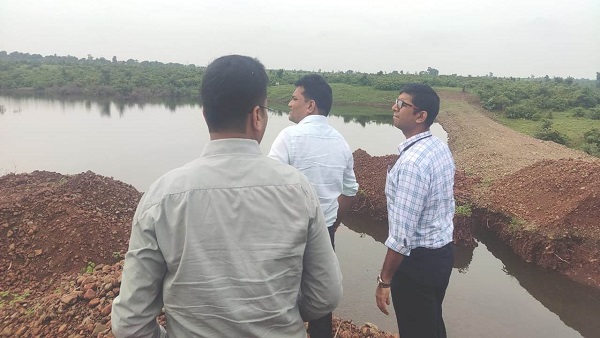 समनापुर में न‍िरीक्षण करते कलेक्‍टर 