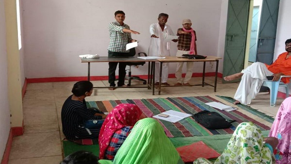 दमोह जिले में गैसाबाद में सरपंच के पति को शपथ दिला दी गई दमोह जिले में गैसाबाद में सरपंच के पति को शपथ दिला दी गई