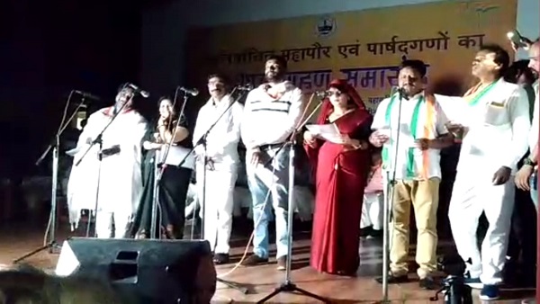 पार्षदों की शपथ के दौरान बिजली गुल, इंतजार करना पड़ा पार्षदों की शपथ के दौरान बिजली गुल, इंतजार करना पड़ा