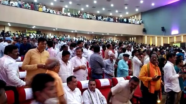 सभागार और मंच में मौजूद लोगों ने खडे होकर किसा महापौर का स्वागत सभागार और मंच में मौजूद लोगों ने खडे होकर किसा महापौर का स्वागत
