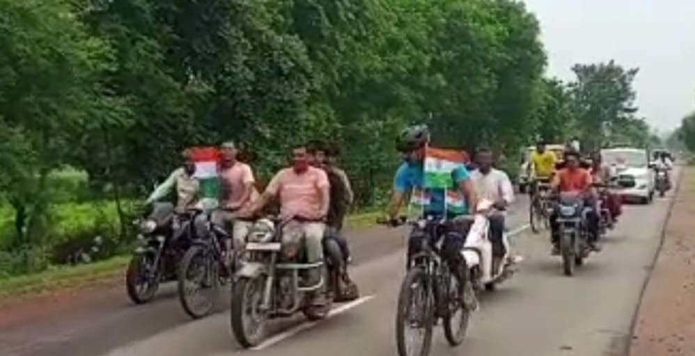 तिरंगे के प्रति अलख जगाने डीआईजी साइकल यात्रा पर निकले तिरंगे के प्रति अलख जगाने डीआईजी साइकल यात्रा पर निकले